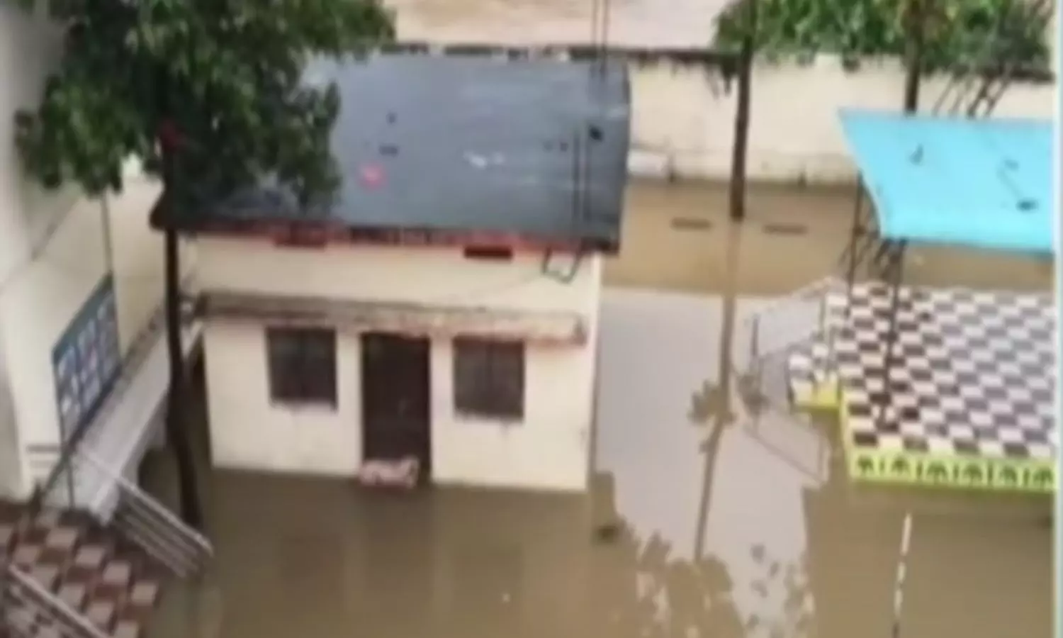 Cyclone Montha: మెంటాడలో కస్తూరిబా స్కూల్ లోకి చంపావతి నది వరద నీరు Cyclone Montha: మెంటాడలో కస్తూరిబా స్కూల్ లోకి చంపావతి నది వరద నీరు