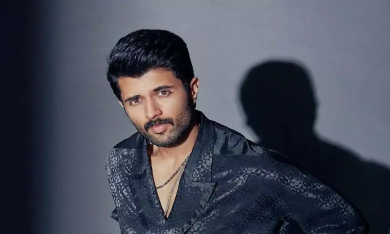 Vijay Deverakonda: రౌడీ స్టార్ ప్లాన్ ఛేంజ్: విజయ్ దేవరకొండ ఫోకస్ ఇప్పుడు రౌడీ జనార్ధన్పైనే! Vijay Deverakonda: రౌడీ స్టార్ ప్లాన్ ఛేంజ్: విజయ్ దేవరకొండ ఫోకస్ ఇప్పుడు రౌడీ జనార్ధన్పైనే!