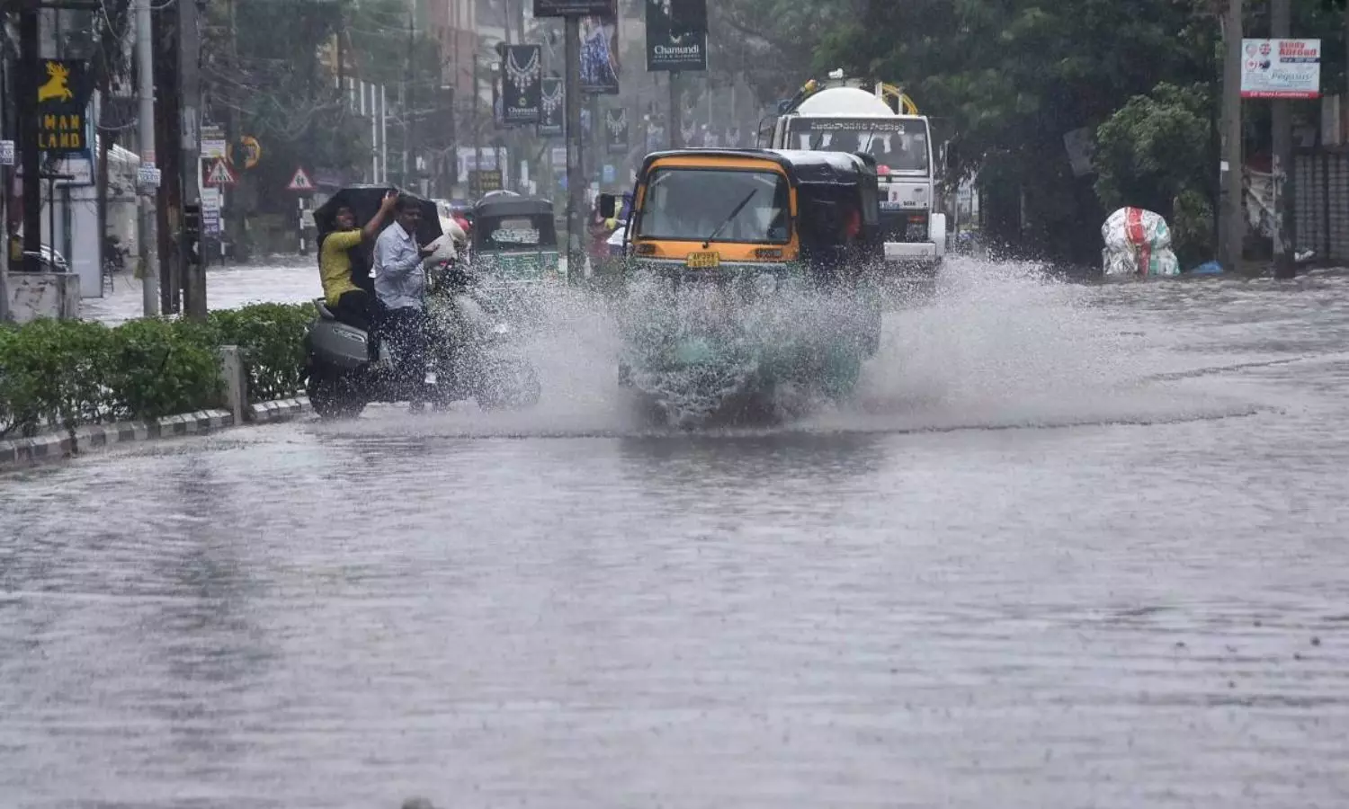 Cyclone Montha: వికారాబాద్ జిల్లాలో దంచికొడుతున్న వర్షాలు.. వర్షాల కారణంగా విద్యాసంస్థలకు సెలవు Cyclone Montha: వికారాబాద్ జిల్లాలో దంచికొడుతున్న వర్షాలు.. వర్షాల కారణంగా విద్యాసంస్థలకు సెలవు