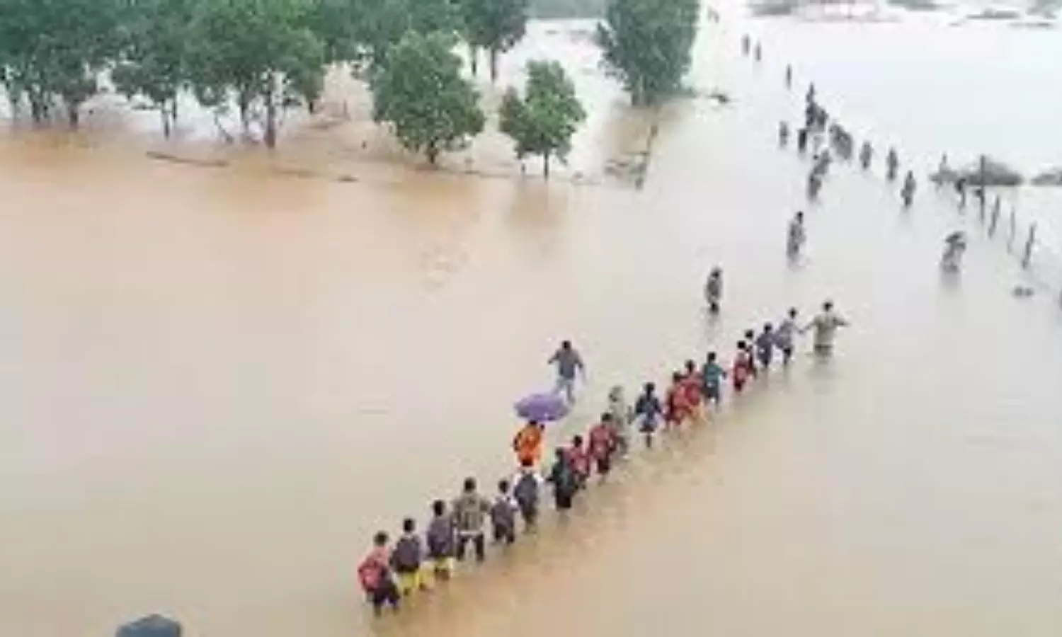 Nalgonda: వరద నీటిలో చిక్కుకున్న గురుకుల పాఠశాల.. 500 మంది విద్యార్థులను రక్షించిన అధికారులు Nalgonda: వరద నీటిలో చిక్కుకున్న గురుకుల పాఠశాల.. 500 మంది విద్యార్థులను రక్షించిన అధికారులు