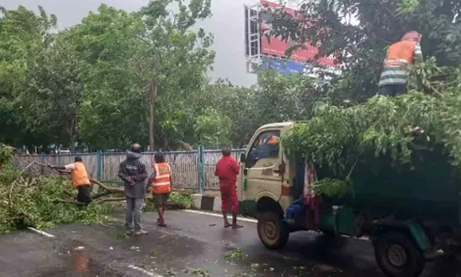 గుంటూరు జిల్లాలో మొంథా తుఫాన్ ఎఫెక్ట్... రహదారులపై చెట్లు, మునిగిన పంటలు గుంటూరు జిల్లాలో మొంథా తుఫాన్ ఎఫెక్ట్... రహదారులపై చెట్లు, మునిగిన పంటలు