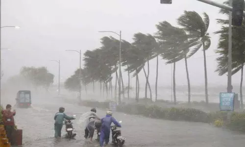 Cyclone Montha: బలహీనపడుతున్న మొంథా తుపాను.. ఆంధ్రాలో భారీ వర్షాల అలర్ట్