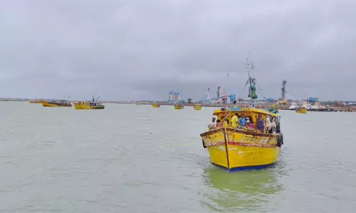 మొంథా ఎఫెక్ట్.. సముద్రంలో చిక్కుకున్న 600 మందిని కాపాడిన అధికారులు మొంథా ఎఫెక్ట్.. సముద్రంలో చిక్కుకున్న 600 మందిని కాపాడిన అధికారులు