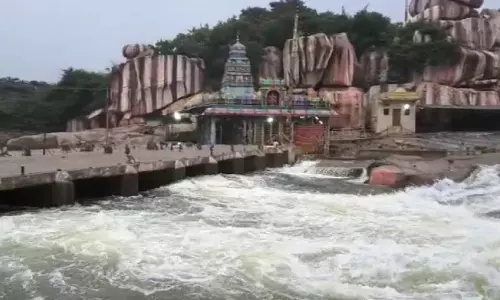 తుఫాన్ ప్రభావంతో ఉధృతంగా మంజీర నది.. ఏడుపాయల ఆలయ గర్భగుడి మూసివేత తుఫాన్ ప్రభావంతో ఉధృతంగా మంజీర నది.. ఏడుపాయల ఆలయ గర్భగుడి మూసివేత