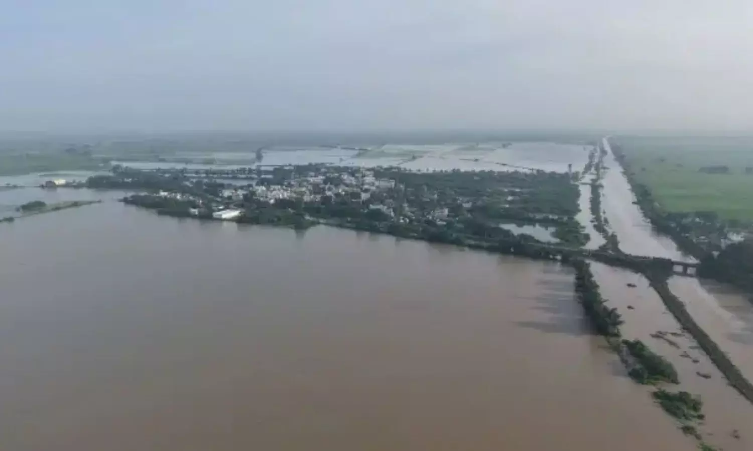 Rain Effect: తెలుగురాష్ట్రాలను ముంచెత్తిన మొంథా.. ఊళ్లకు ఊళ్లను చుట్టేసిన వరదలు