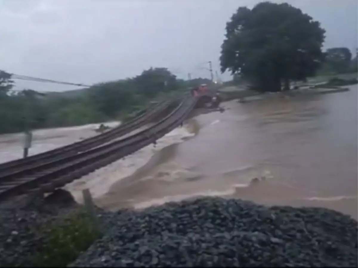 వర్షపు నీటిలో జారి పడి మహిళ మృతి.. మహబూబాబాద్ జిల్లా దుర్ఘటన