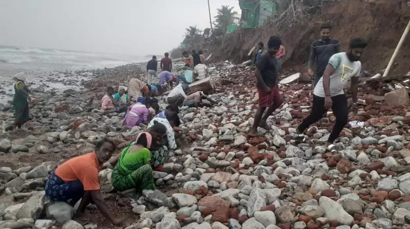 మొంథా తెచ్చిన అదృష్టం...చేపల వేట కంటే.. గోల్డ్ వేటకు సై అంటున్న తీర ప్రాంత ప్రజలు