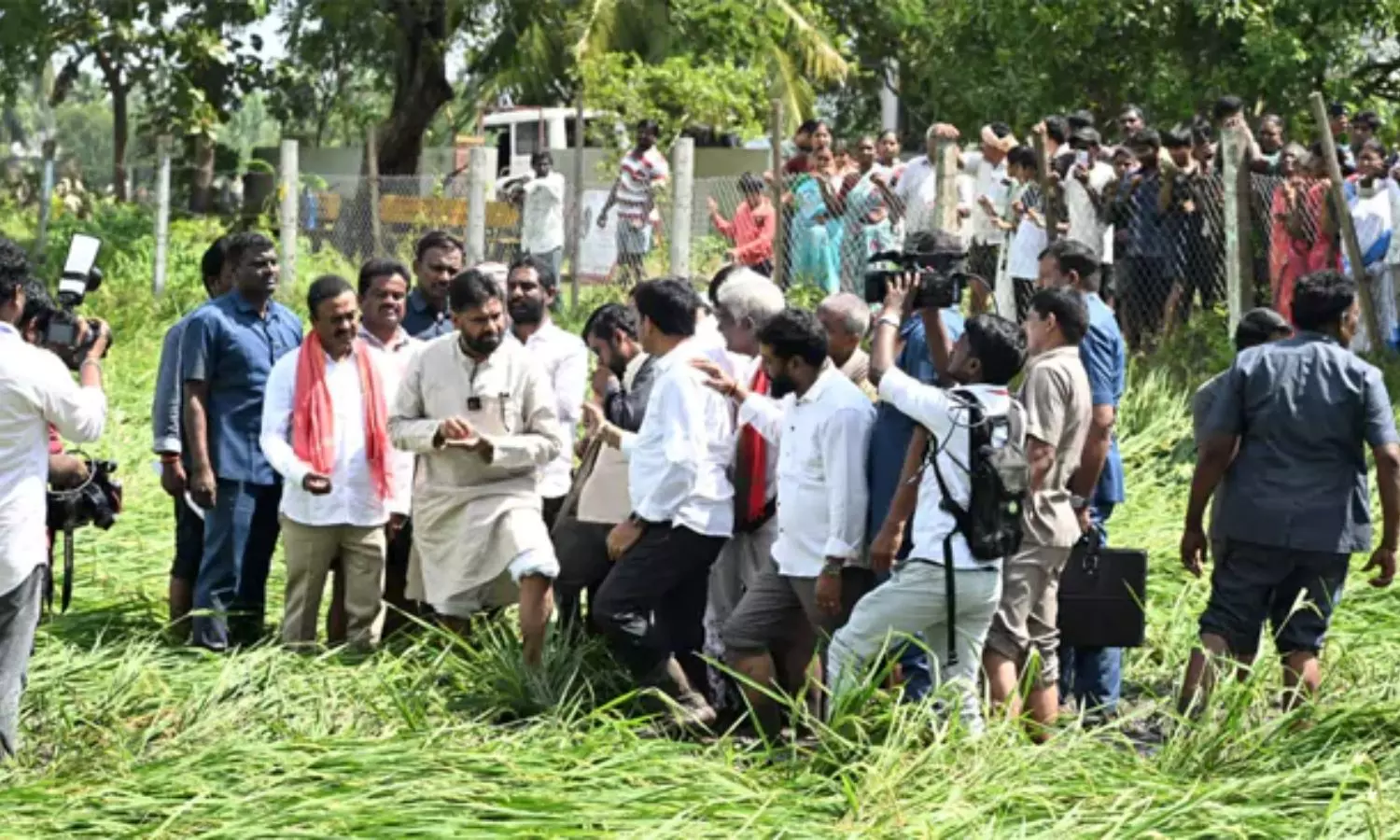 Pawan Kalyan: కోడూరులో పొలాలను పరిశీలించిన పవన్‌ కల్యాణ్‌