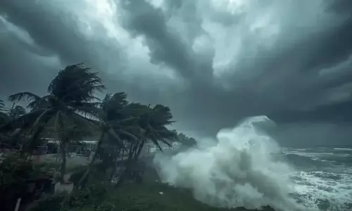 Cyclone Montha: తీవ్రత కోల్పోయిన మొంథా.. తెలంగాణ, ఏపీలో వర్షాల అలర్ట్ Cyclone Montha: తీవ్రత కోల్పోయిన మొంథా.. తెలంగాణ, ఏపీలో వర్షాల అలర్ట్