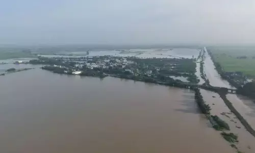 Rain Effect: తెలుగురాష్ట్రాలను ముంచెత్తిన మొంథా.. ఊళ్లకు ఊళ్లను చుట్టేసిన వరదలు