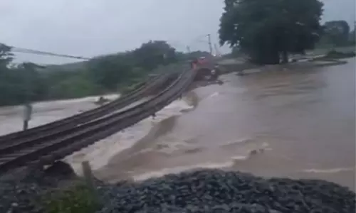 వర్షపు నీటిలో జారి పడి మహిళ మృతి.. మహబూబాబాద్ జిల్లా దుర్ఘటన