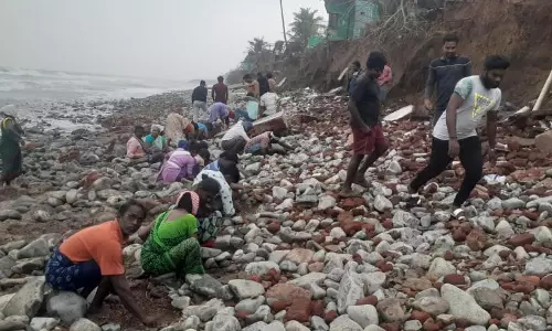 మొంథా తెచ్చిన అదృష్టం...చేపల వేట కంటే.. గోల్డ్ వేటకు సై అంటున్న తీర ప్రాంత ప్రజలు