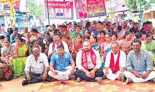 Nandyal: సాఫ్ట్వేర్ ఉద్యోగాల పేరిట ₹100 కోట్ల ఘరానా మోసం.. Nandyal: సాఫ్ట్వేర్ ఉద్యోగాల పేరిట ₹100 కోట్ల ఘరానా మోసం..
