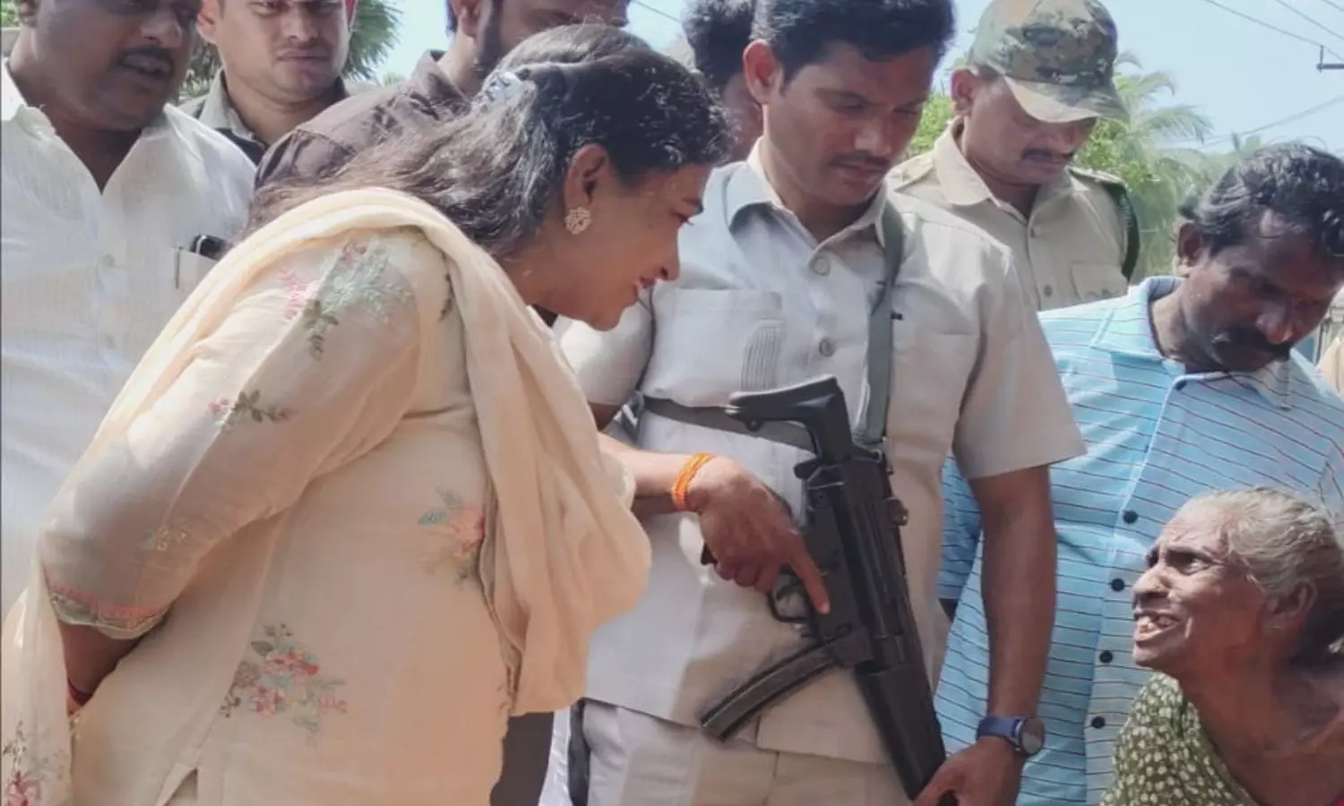 Anitha: బంగారమ్మపాలెం గ్రామంలో హోం మంత్రి అనిత పర్యటన Anitha: బంగారమ్మపాలెం గ్రామంలో హోం మంత్రి అనిత పర్యటన