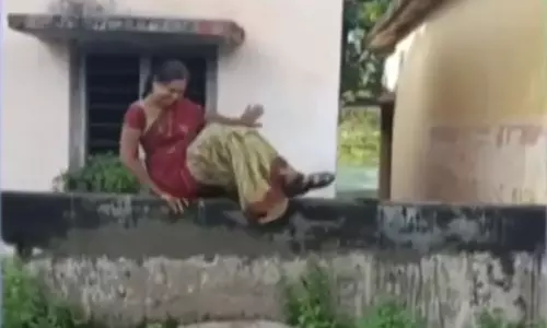 Srikakulam: బీభత్సం సృష్టించిన మొంథా తుఫాన్.. స్కూల్‌లోకి వెళ్లాలంటే గోడ దూకాల్సిందే