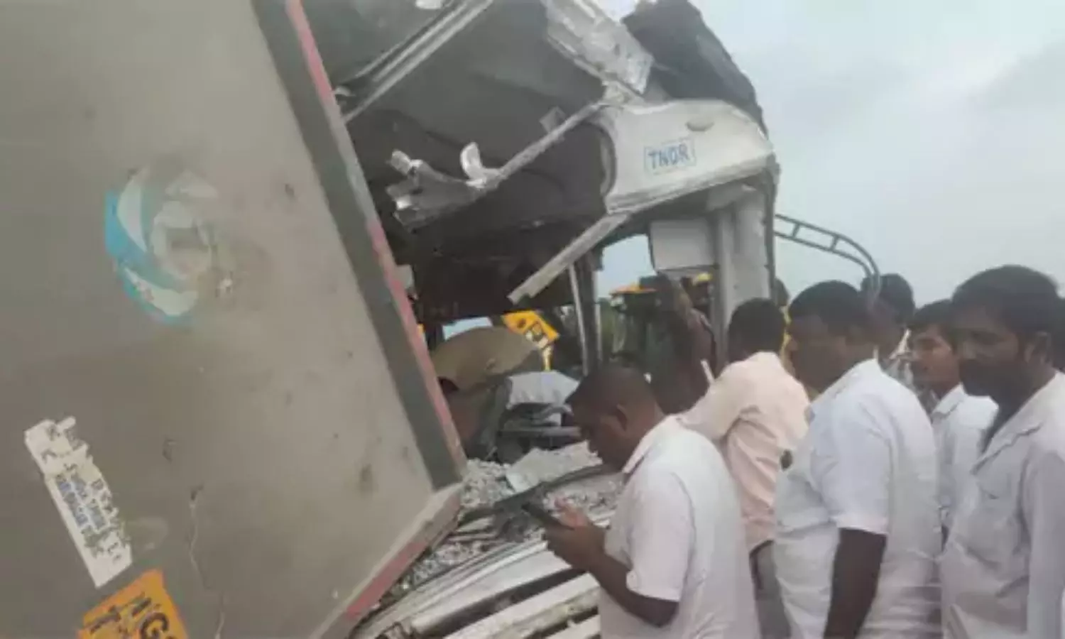 Road Accident: ఆర్టీసీ బస్సును ఢీకొట్టిన కంకర లారీ.. 21 మంది దుర్మరణం