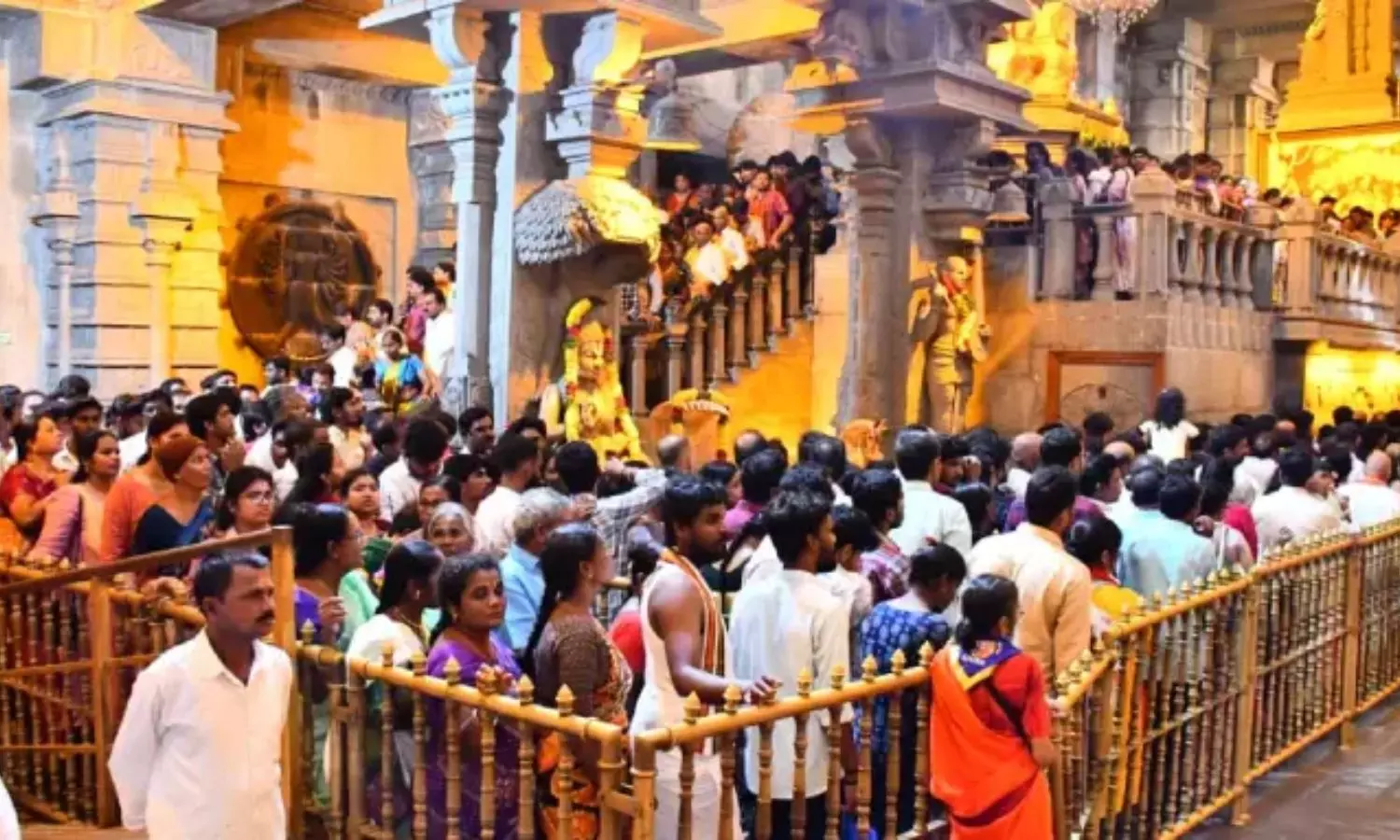 యాదాద్రిలో భక్తుల రద్దీ.. స్వామి వారి దర్శానానికి రెండు గంటల సమయం