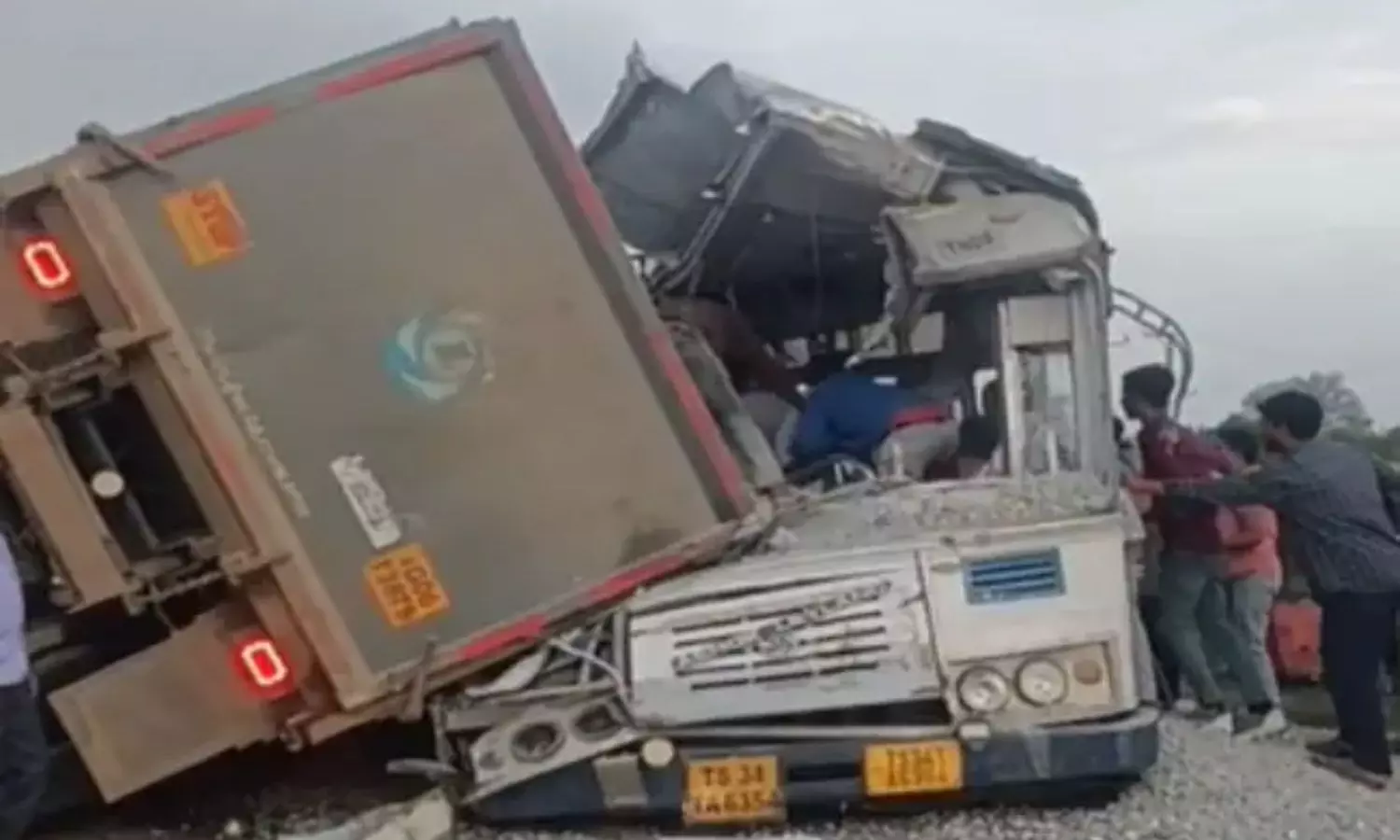 Chevella Road Accident: టిప్పర్ వేగమే ప్రమాదానికి కారణమా..? టిప్పర్లపై పోలీసుల నిఘా కొరవడిందా.?