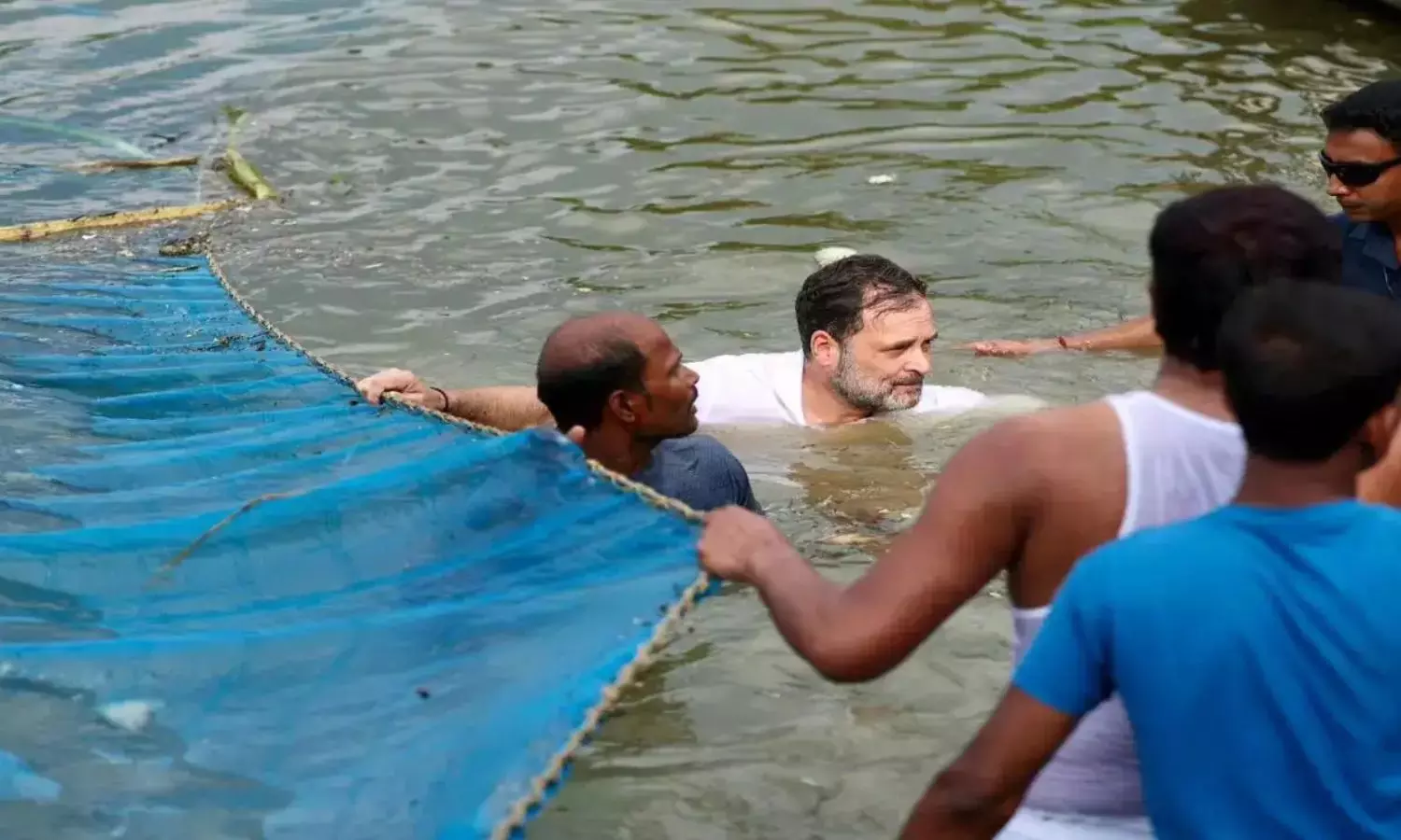 Rahul Gandhi: మత్స్యకారులతో కలిసి చెరువులో ఈతకొట్టిన రాహుల్ Rahul Gandhi: మత్స్యకారులతో కలిసి చెరువులో ఈతకొట్టిన రాహుల్
