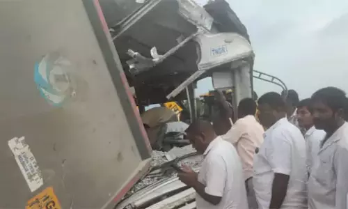 Road Accident: ఆర్టీసీ బస్సును ఢీకొట్టిన కంకర లారీ.. 21 మంది దుర్మరణం