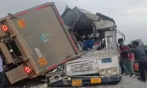 Chevella Road Accident: టిప్పర్ వేగమే ప్రమాదానికి కారణమా..? టిప్పర్లపై పోలీసుల నిఘా కొరవడిందా.? Chevella Road Accident: టిప్పర్ వేగమే ప్రమాదానికి కారణమా..? టిప్పర్లపై పోలీసుల నిఘా కొరవడిందా.?