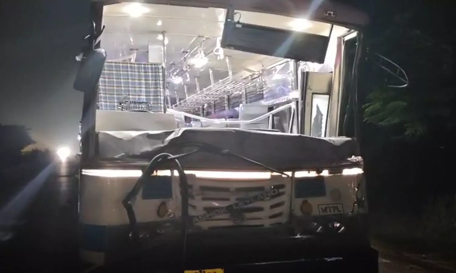 Road Accident in Karimnagar: వడ్ల లోడ్ ట్రాక్టర్ను వెనుకనుంచి ఢీకొన్న ఆర్టీసీ బస్సు Road Accident in Karimnagar: వడ్ల లోడ్ ట్రాక్టర్ను వెనుకనుంచి ఢీకొన్న ఆర్టీసీ బస్సు