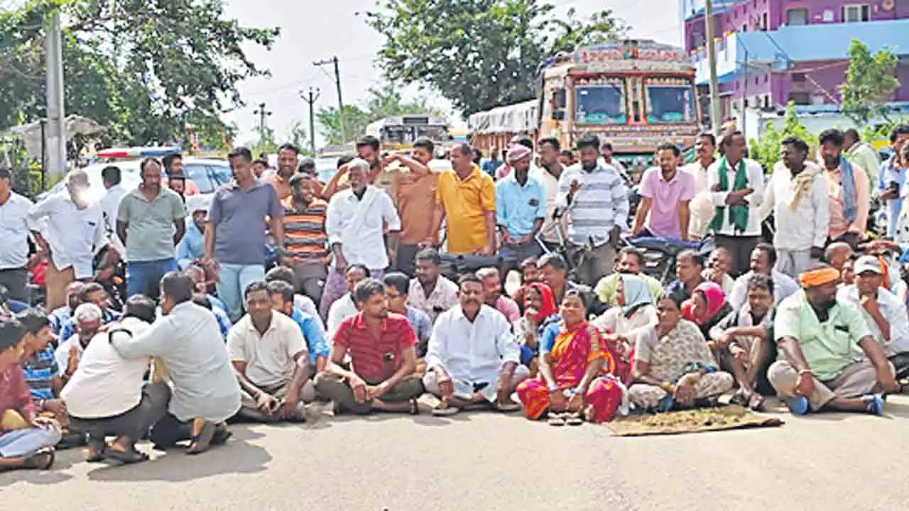 Dubbaka: సిద్దిపేట జిల్లా దుబ్బాకలో రైతులు రాస్తారోకో