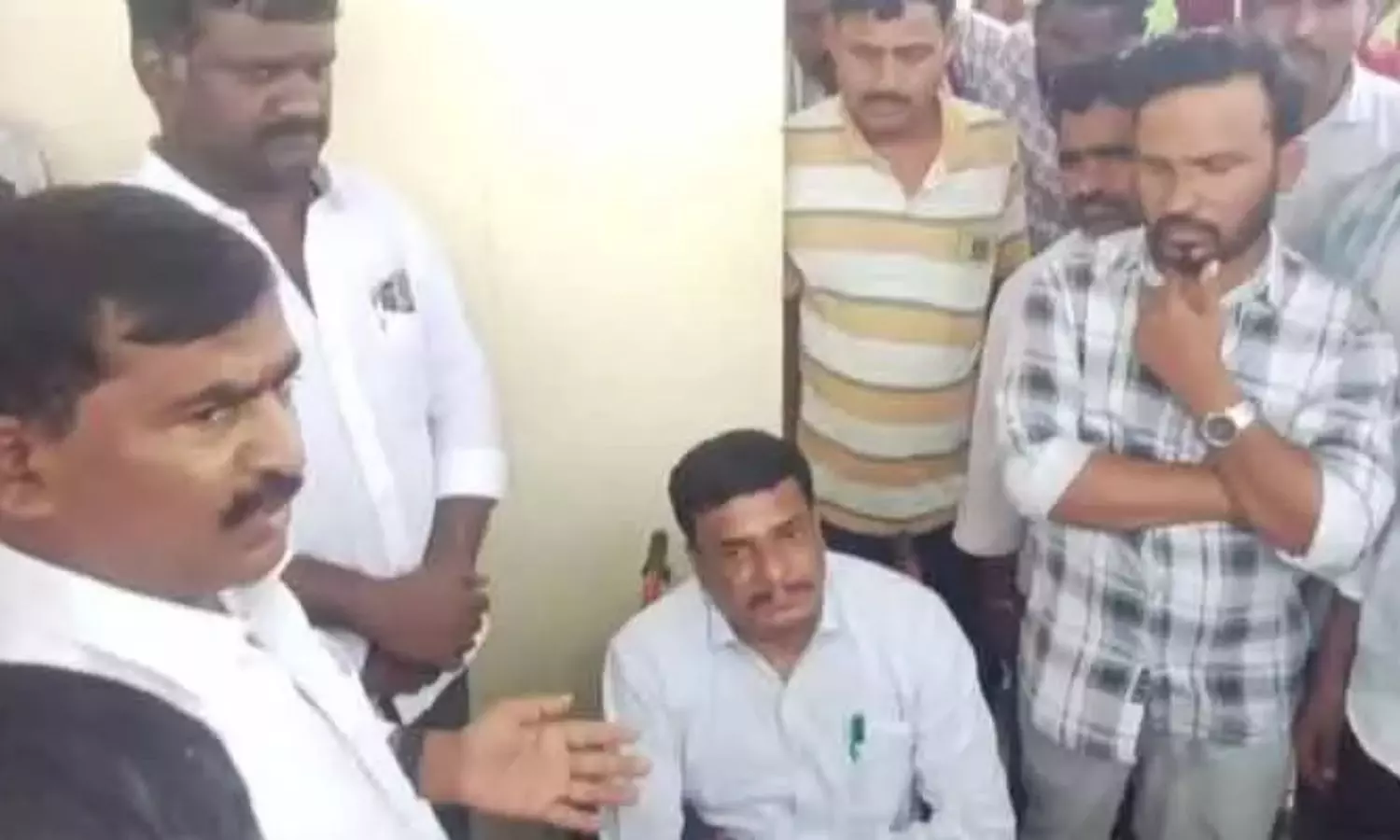 నల్గొండ జిల్లా మర్రిగూడలో పత్తి రైతుల నిరసన