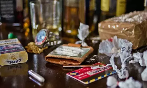 Hyderabad Drugs Party: హైదరాబాద్లో డ్రగ్స్ పార్టీ భగ్నం.. డ్రగ్స్ సప్లై చేస్తున్న12 మందిని అరెస్ట్ చేసిన పోలీసులు Hyderabad Drugs Party: హైదరాబాద్లో డ్రగ్స్ పార్టీ భగ్నం.. డ్రగ్స్ సప్లై చేస్తున్న12 మందిని అరెస్ట్ చేసిన పోలీసులు