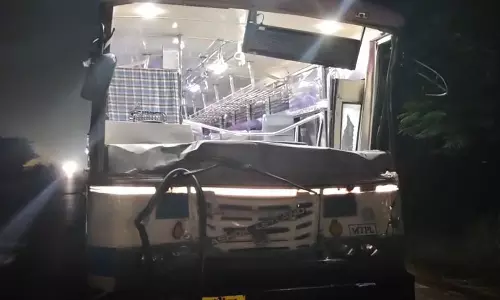 Road Accident in Karimnagar: వడ్ల లోడ్ ట్రాక్టర్ను వెనుకనుంచి ఢీకొన్న ఆర్టీసీ బస్సు Road Accident in Karimnagar: వడ్ల లోడ్ ట్రాక్టర్ను వెనుకనుంచి ఢీకొన్న ఆర్టీసీ బస్సు