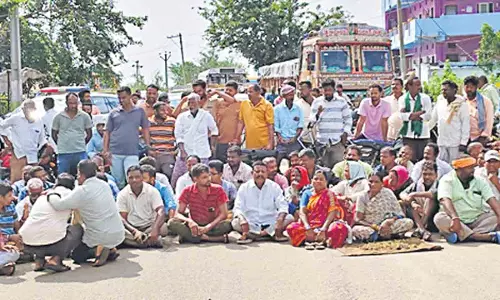 Dubbaka: సిద్దిపేట జిల్లా దుబ్బాకలో రైతులు రాస్తారోకో