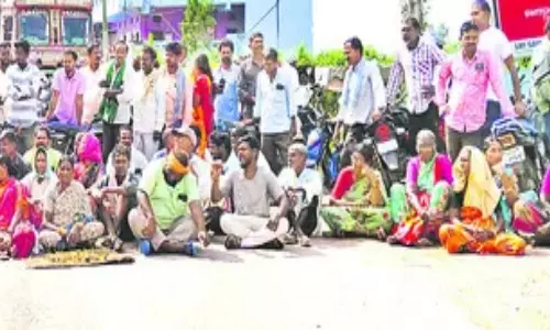 సిద్దిపేట జిల్లా దుబ్బాకలో రైతులు రాస్తారోకో