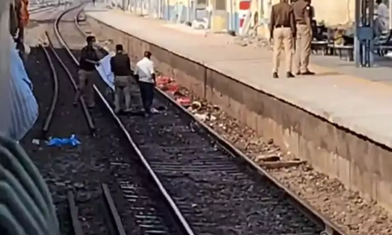 యూపీలో ఘోర రైలు ప్రమాదం.. పట్టాలు దాటుతున్న యాత్రికులను ఢీకొన్న రైలు యూపీలో ఘోర రైలు ప్రమాదం.. పట్టాలు దాటుతున్న యాత్రికులను ఢీకొన్న రైలు