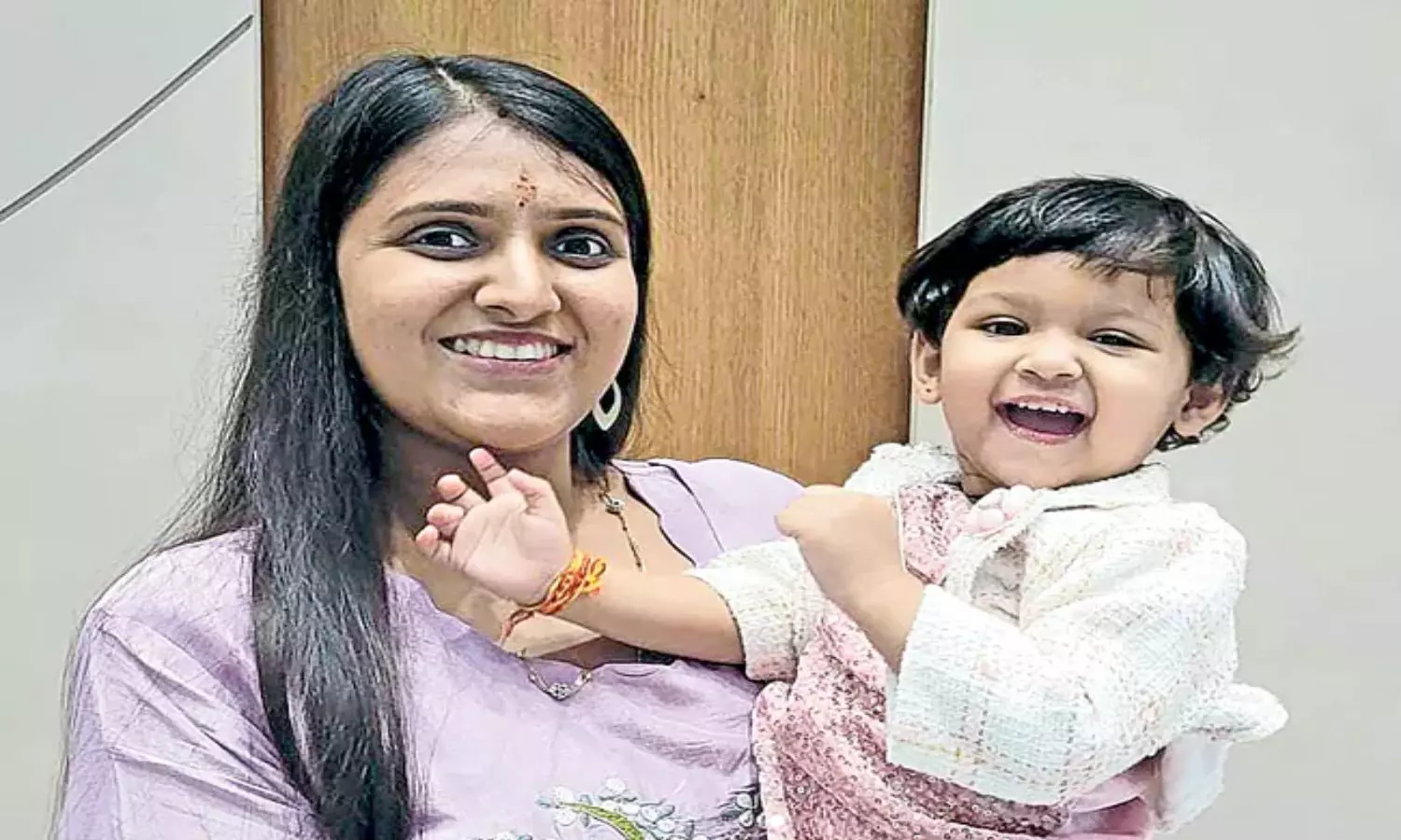 Hyderabad: హుస్సేన్‌సాగర్‌లో దూకి రెండేళ్ల కుమార్తెతో తల్లి ఆత్మహత్య