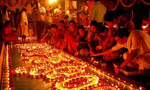 Karthika Pournami: శైవక్షేత్రాల్లో భక్తుల రద్దీ, ప్రత్యేక పూజలతో సందడి Karthika Pournami: శైవక్షేత్రాల్లో భక్తుల రద్దీ, ప్రత్యేక పూజలతో సందడి