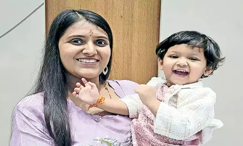 Hyderabad: హుస్సేన్సాగర్లో దూకి రెండేళ్ల కుమార్తెతో తల్లి ఆత్మహత్య Hyderabad: హుస్సేన్సాగర్లో దూకి రెండేళ్ల కుమార్తెతో తల్లి ఆత్మహత్య