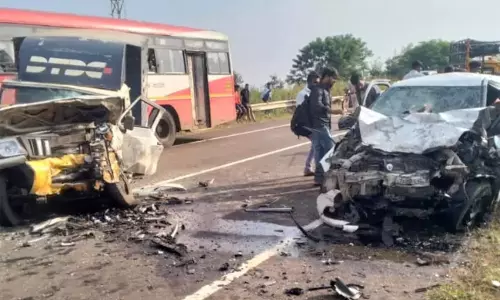 Road Accident: కర్ణాటకలో రోడ్డు ప్రమాదం.. నలుగురు తెలంగాణవాసుల మృతి Road Accident: కర్ణాటకలో రోడ్డు ప్రమాదం.. నలుగురు తెలంగాణవాసుల మృతి
