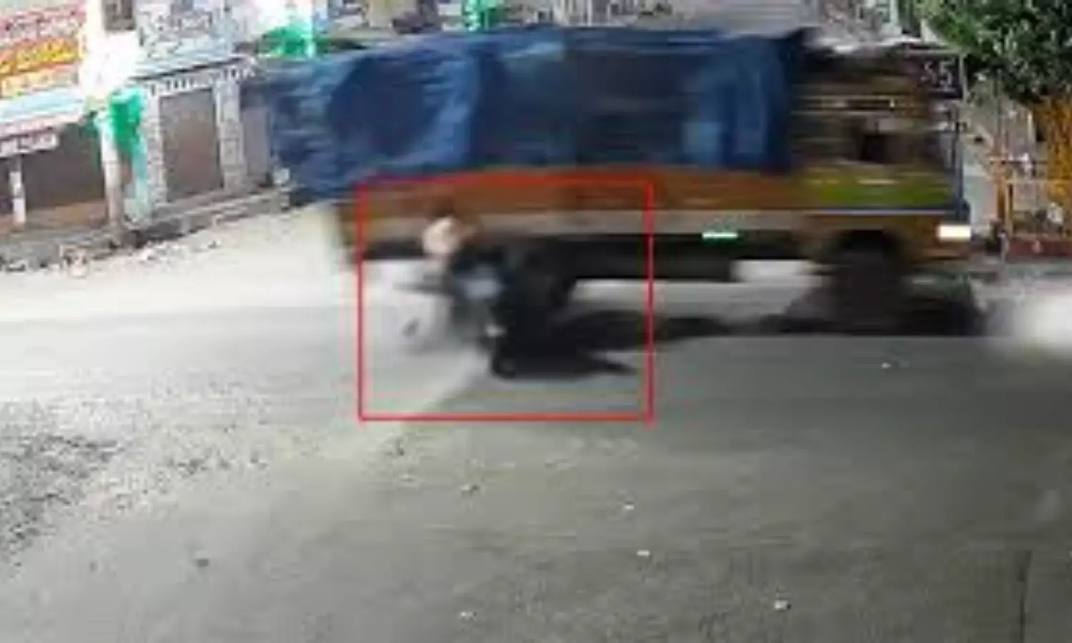 Bapatla: బాపట్ల జిల్లాలో రోడ్డు ప్రమాదం.. ఇద్దరు యువకులు మృతి Bapatla: బాపట్ల జిల్లాలో రోడ్డు ప్రమాదం.. ఇద్దరు యువకులు మృతి