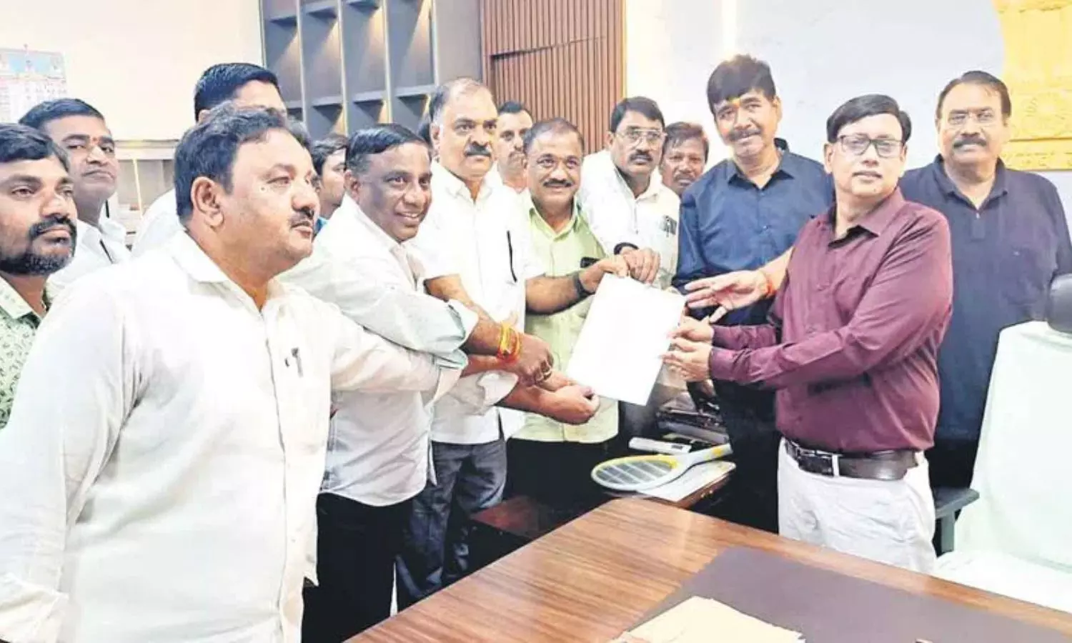 పెండింగ్ బిల్లుల కోసం కాంట్రాక్టర్ల పోరుబాట పెండింగ్ బిల్లుల కోసం కాంట్రాక్టర్ల పోరుబాట