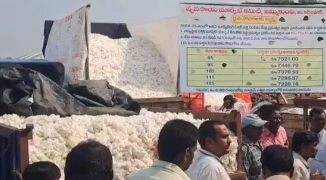 Jammikunta: పత్తి కొనుగోళ్లపై రైతుల ఆవేదన Jammikunta: పత్తి కొనుగోళ్లపై రైతుల ఆవేదన