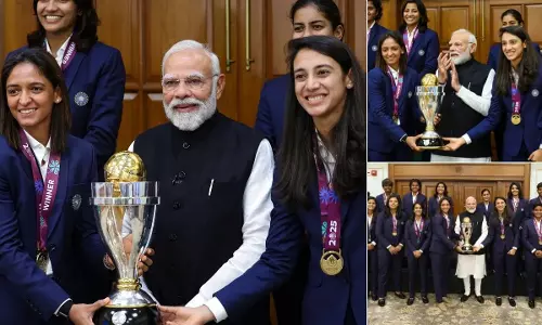 PM Modi : ప్రధాని మోదీ ట్రోఫీని ఎందుకు తాకలేదు? ఐసీసీ మహిళల ప్రపంచ కప్ విజేతలకు ఆయన ఇచ్చిన గౌరవం ఇదే PM Modi : ప్రధాని మోదీ ట్రోఫీని ఎందుకు తాకలేదు? ఐసీసీ మహిళల ప్రపంచ కప్ విజేతలకు ఆయన ఇచ్చిన గౌరవం ఇదే