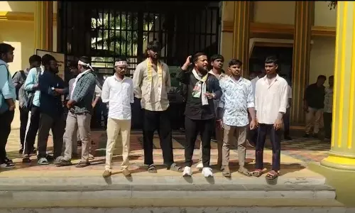 హైదరాబాద్‌ అబ్దుల్లాపూర్‌ మెట్‌లో విద్యార్థి సంఘాల నాయకుల ఆందోళన