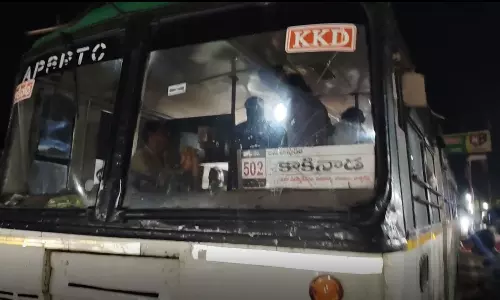 అంబేడ్కర్ కోనసీమ జిల్లాలో ఆర్టీసీ బస్సుపై దాడి అంబేడ్కర్ కోనసీమ జిల్లాలో ఆర్టీసీ బస్సుపై దాడి