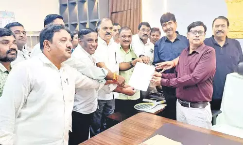 పెండింగ్ బిల్లుల కోసం కాంట్రాక్టర్ల పోరుబాట పెండింగ్ బిల్లుల కోసం కాంట్రాక్టర్ల పోరుబాట