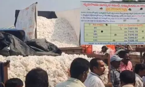 Jammikunta: పత్తి కొనుగోళ్లపై రైతుల ఆవేదన Jammikunta: పత్తి కొనుగోళ్లపై రైతుల ఆవేదన