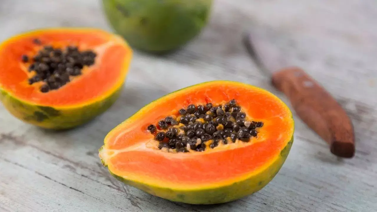 Papaya : బరువు తగ్గాలా? అయితే రాత్రి పడుకునే ముందు బొప్పాయి తినండి.. కారణం ఇదే! Papaya : బరువు తగ్గాలా? అయితే రాత్రి పడుకునే ముందు బొప్పాయి తినండి.. కారణం ఇదే!