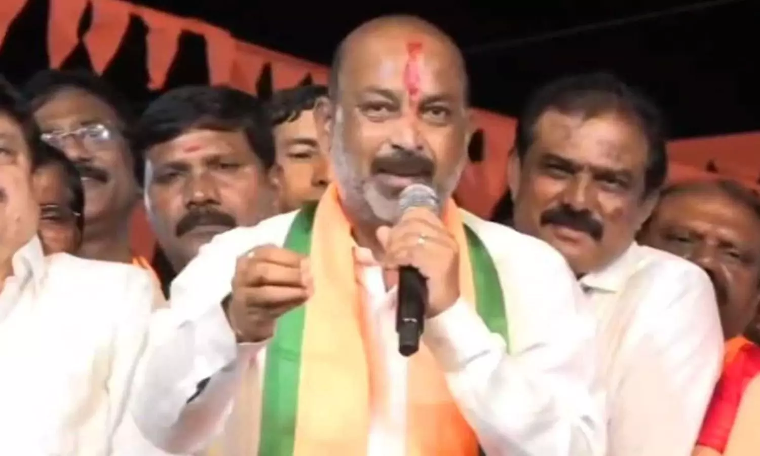 Bandi Sanjay: కాంగ్రెస్, బీఆర్ఎస్ గెలిస్తే హిందూ ఆలయాలు.. ముస్లిం మందిరాలవుతాయి Bandi Sanjay: కాంగ్రెస్, బీఆర్ఎస్ గెలిస్తే హిందూ ఆలయాలు.. ముస్లిం మందిరాలవుతాయి