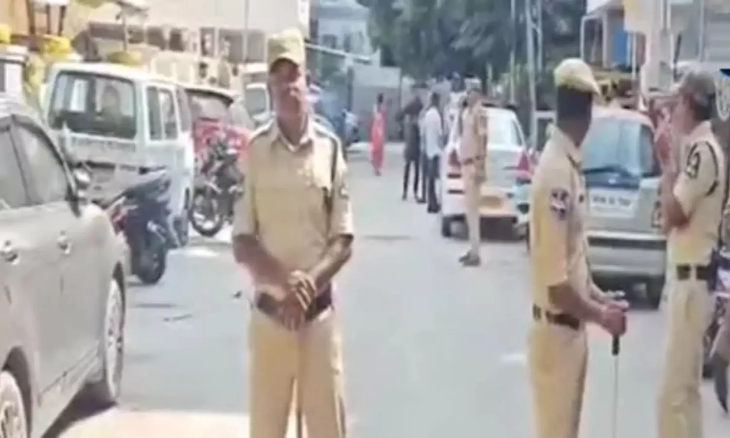 జూబ్లీహిల్స్ ఉపఎన్నిక వేళ బీఆర్ఎస్ నేతల ఇళ్లల్లో రైడ్స్ జూబ్లీహిల్స్ ఉపఎన్నిక వేళ బీఆర్ఎస్ నేతల ఇళ్లల్లో రైడ్స్