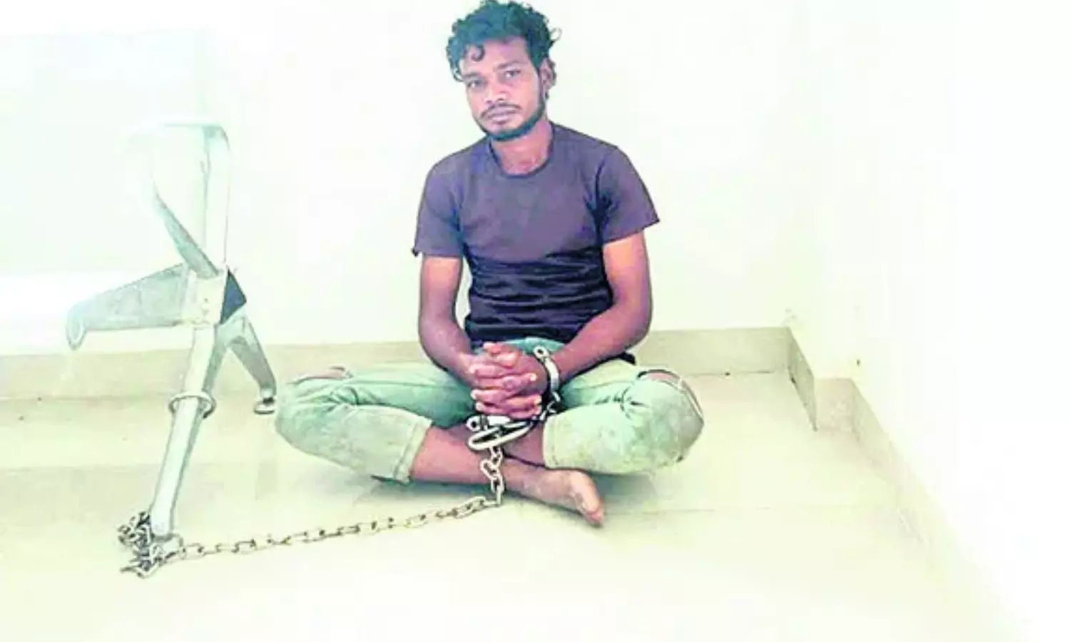 Asifabad: పోలీసు స్టేషన్ నుంచి నిందితుడు పరార్ Asifabad: పోలీసు స్టేషన్ నుంచి నిందితుడు పరార్