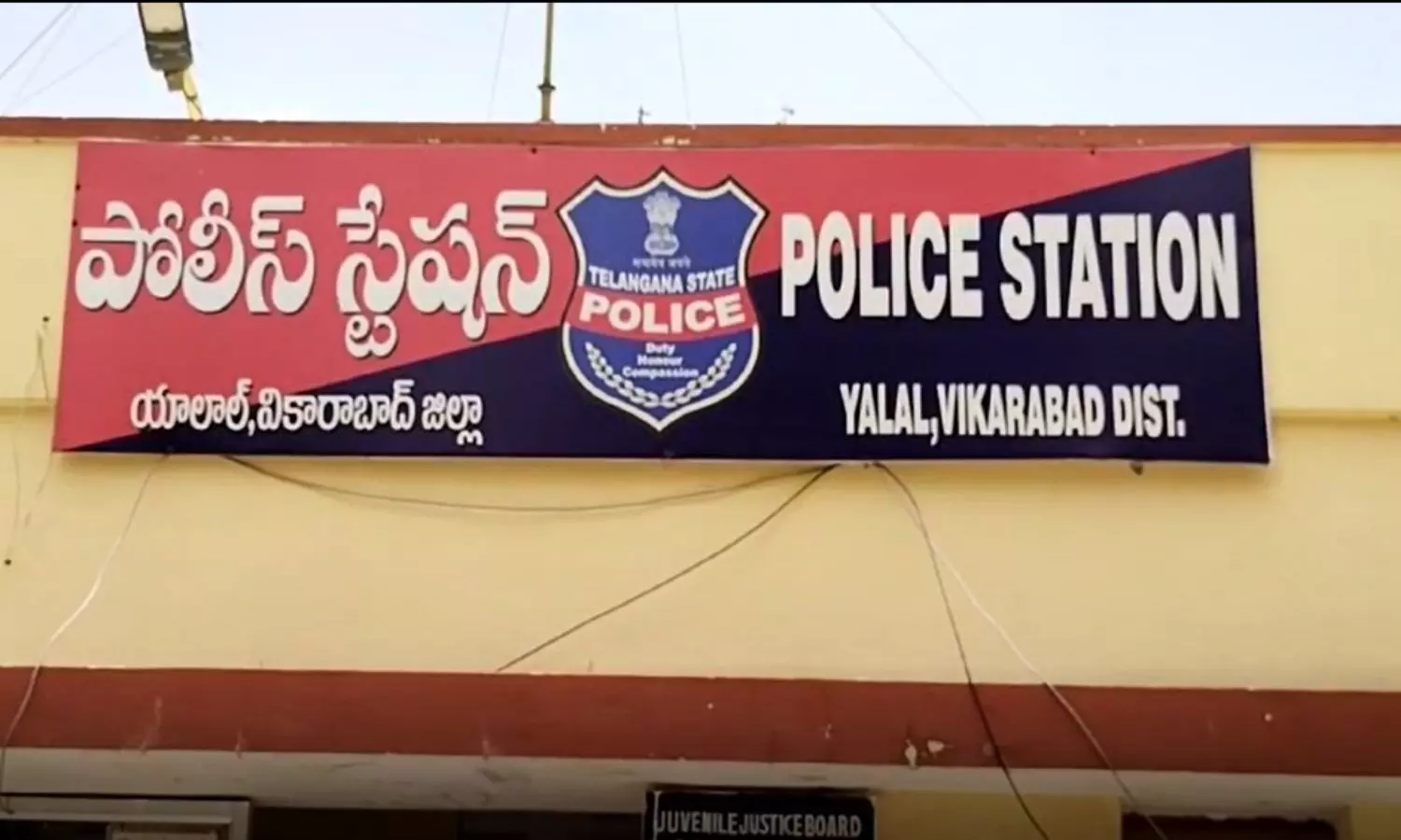 తాండూర్లో దారుణం.. ఆస్తి కోసం మామపై పెట్రోల్ పోసి నిప్పంటించిన అల్లుడు తాండూర్లో దారుణం.. ఆస్తి కోసం మామపై పెట్రోల్ పోసి నిప్పంటించిన అల్లుడు